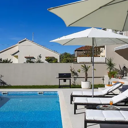 Vila Elysium - Family House With Heated Pool Kastela