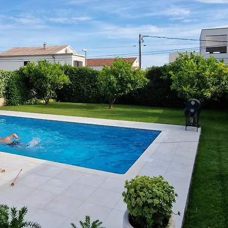 Elysium - Family House With Heated Pool Vila Kastela