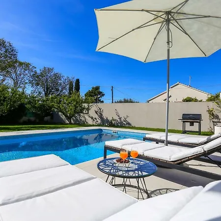 Vila Elysium - Family House With Heated Pool