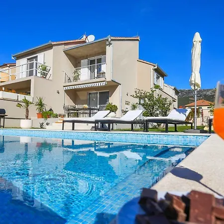 Elysium - Family House With Heated Pool