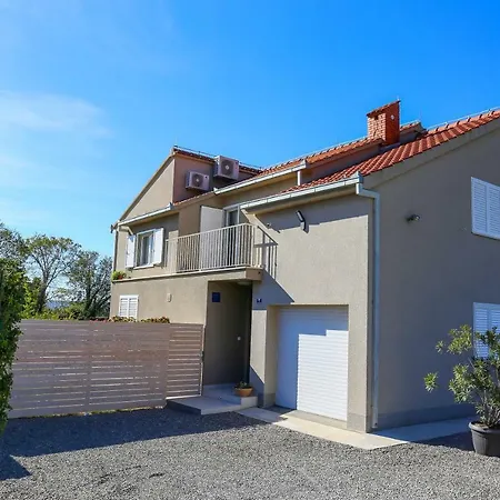 Elysium - Family House With Heated Pool Vila Kastela
