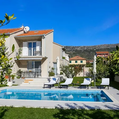 Elysium - Family House With Heated Pool Vila