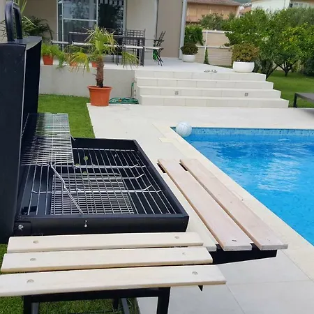 Vila Elysium - Family House With Heated Pool Kastela