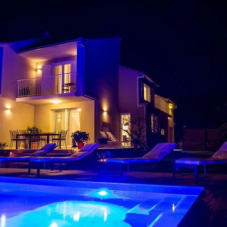 Elysium - Family House With Heated Pool Vila