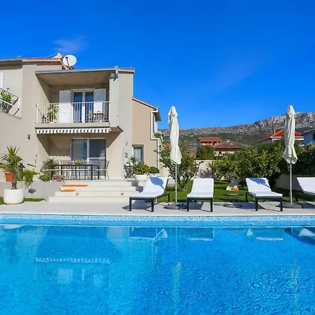 Elysium - Family House With Heated Pool Vila *