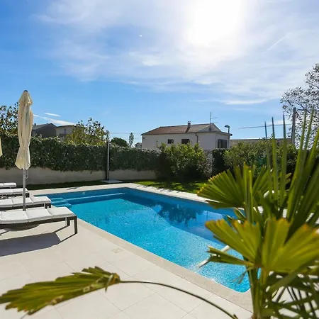 Vila Elysium - Family House With Heated Pool Kastela