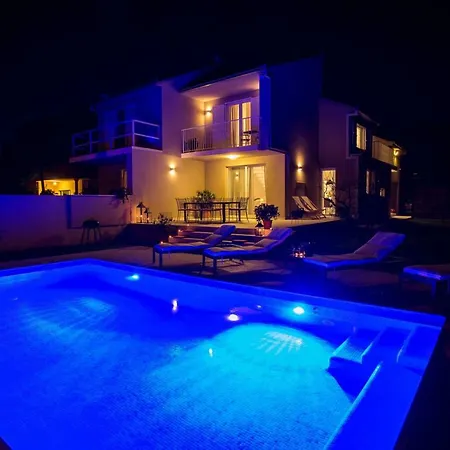 Elysium - Family House With Heated Pool Kastela