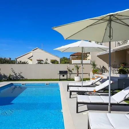 Vila Elysium - Family House With Heated Pool Kastela
