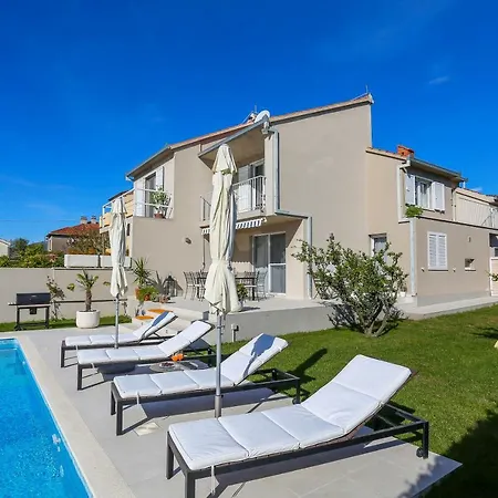 Elysium - Family House With Heated Pool * Kastela