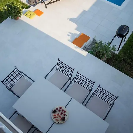 Vila Elysium - Family House With Heated Pool