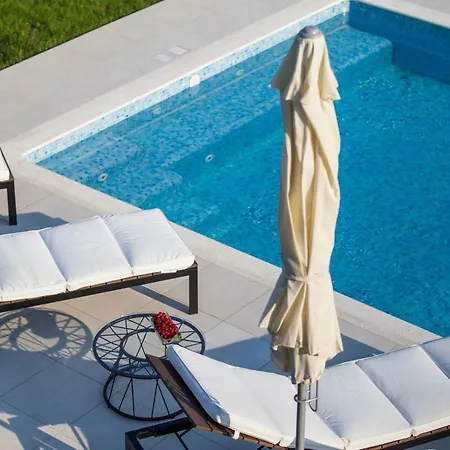Elysium - Family House With Heated Pool Kastela
