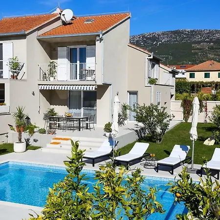 Elysium - Family House With Heated Pool Vila *